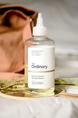 The Ordinary Glycolic Acid Toner: A New Approach What exactly is glycolic acid 7% toning solution? An exfoliant meant to remove dead skin cells from the skin's surface is glycolic acid in 7% toning solution. It aids in skin clarity improvement, skin tone balancing, and texture healing over time.